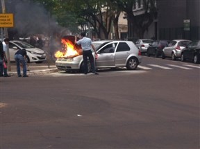 Carro pega fogo na Avenida Prudente de Moraes, em Maringá